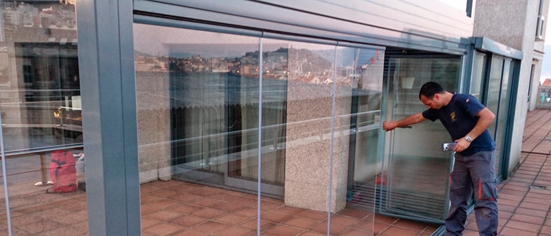 Colocación de paneles móviles de cristal en Pontevedra