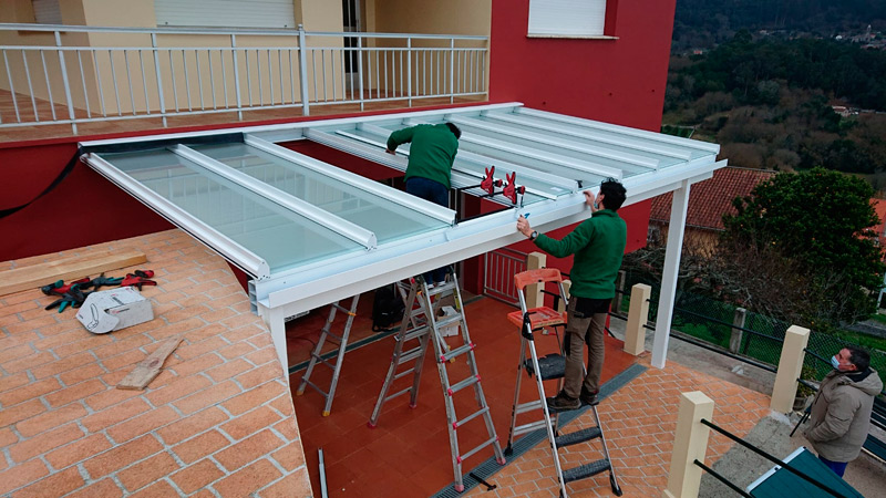 Instalación de un techo móvil para una terraza